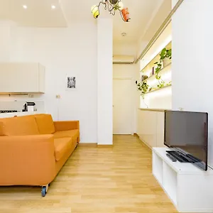 Minimal Near Bocconi , Milano Italia